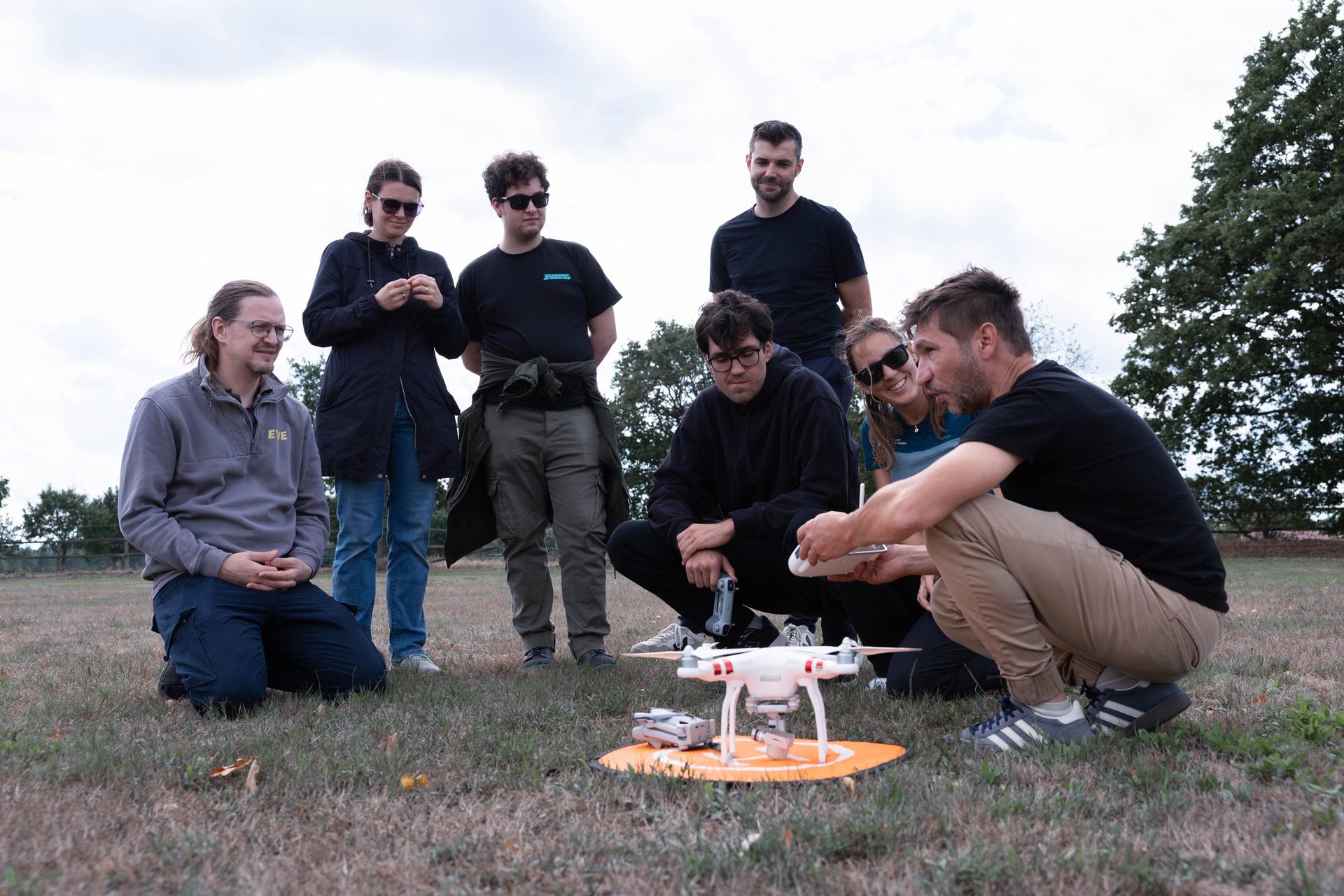 Trainingsgruppe beim Briefing vor dem Start einer Drohne am Flugplatz Oldenburg-Hatten