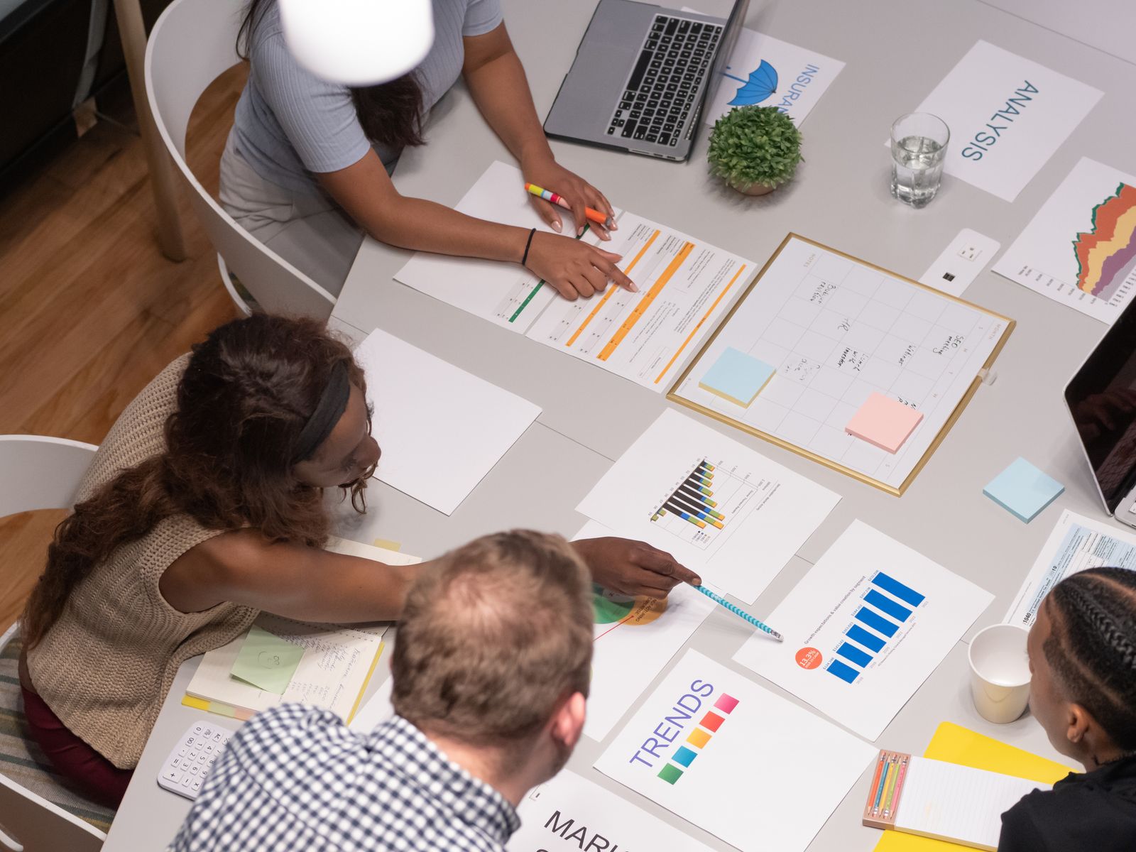 Team plant ein Projekt mit Notizen, Diagrammen und Roadmap am Tisch