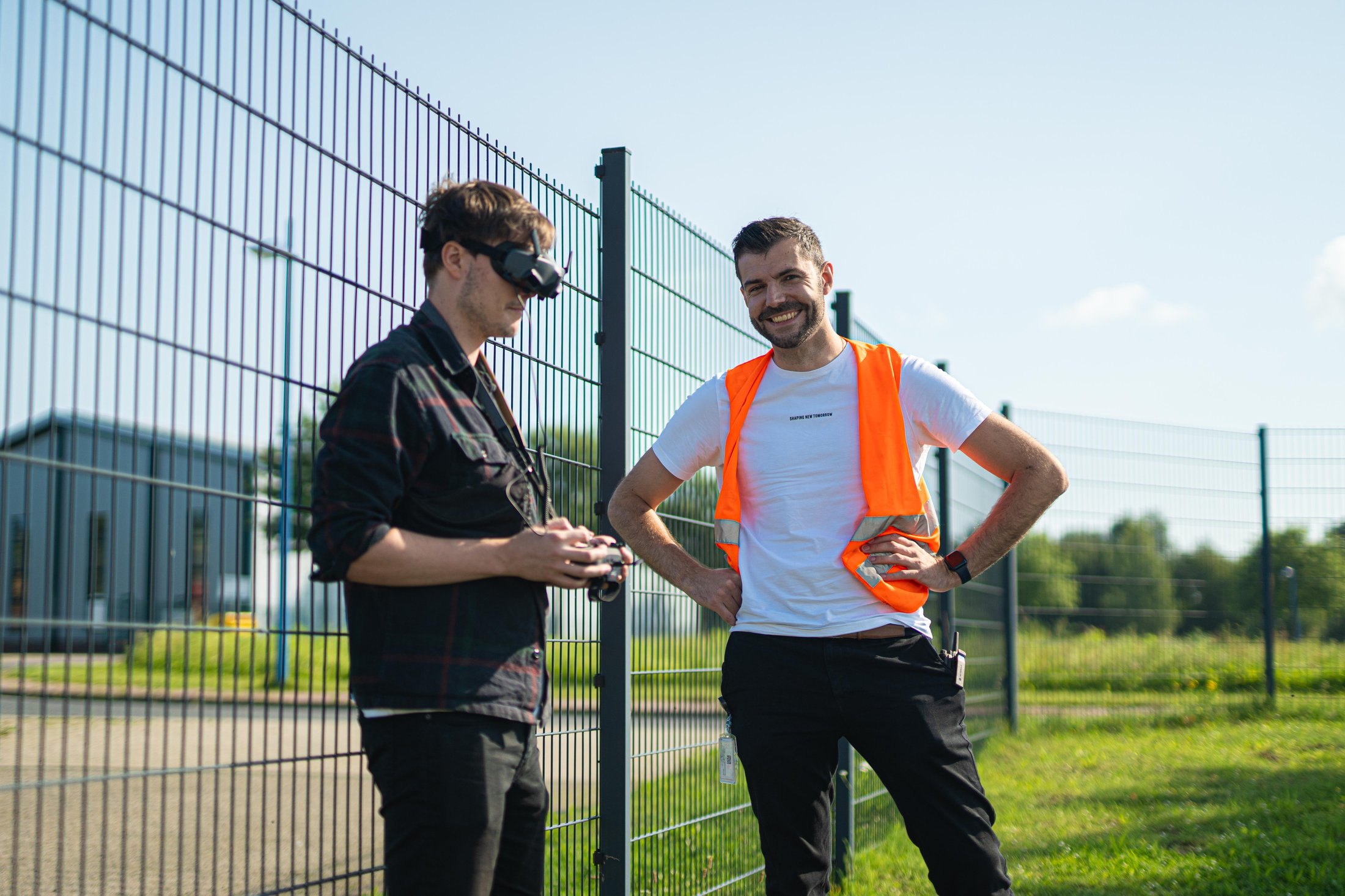 Pilot mit FPV-Brille und Controller im Behind-the-Scenes-Einsatz
