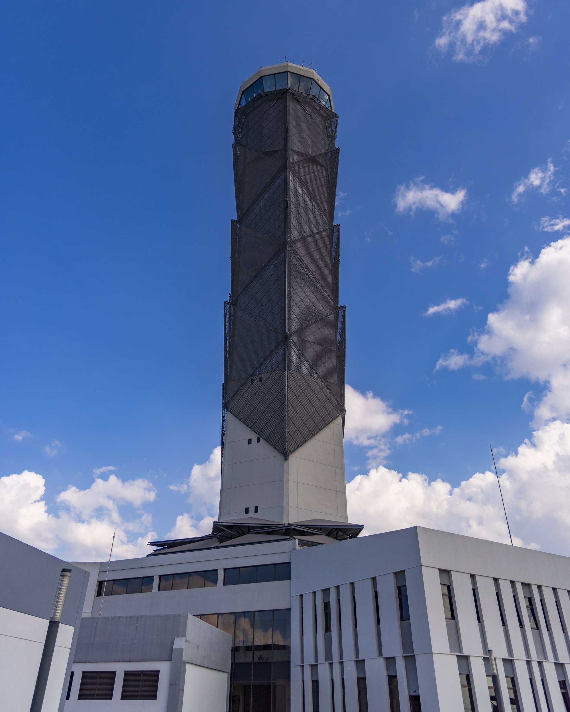 Moderner Tower einer Flugsicherung vor blauem Himmel – Symbolbild Kontrollzone (CTR)
