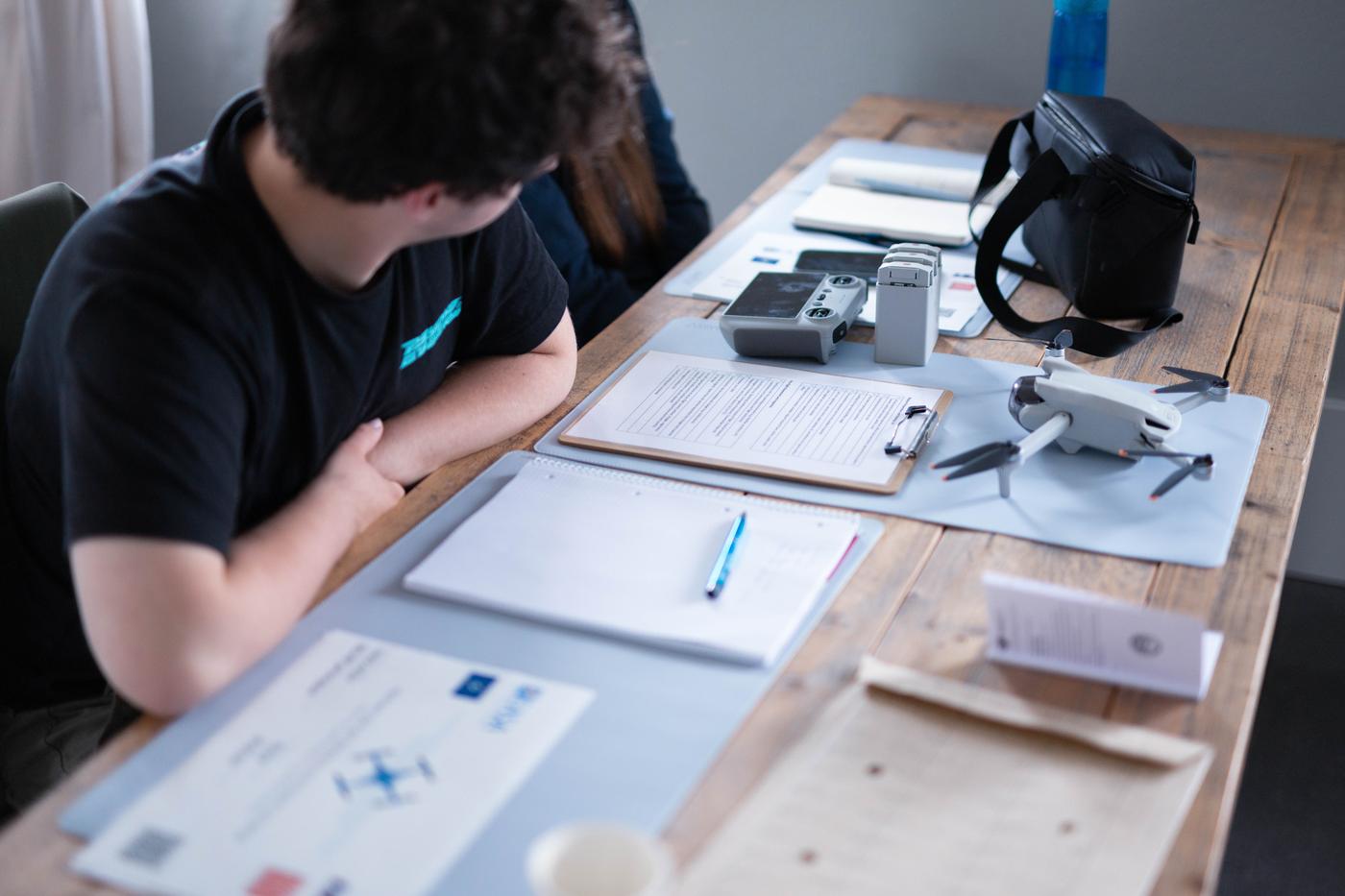 Drohne, Fernsteuerung und Einsatz-Checkliste liegen zur Planung auf dem Tisch